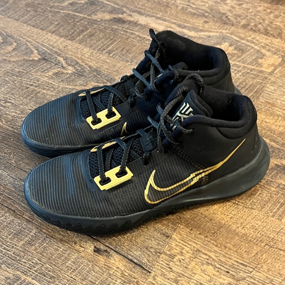 Kyrie Irving Flytrap 4 black and gold basketball shoes Men’s Size 8.5 - Picture 10 of 12